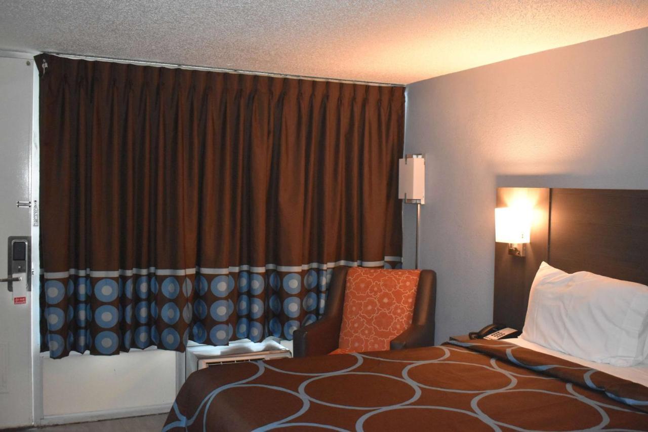 Super 8 By Wyndham Riverside Al Luaran gambar