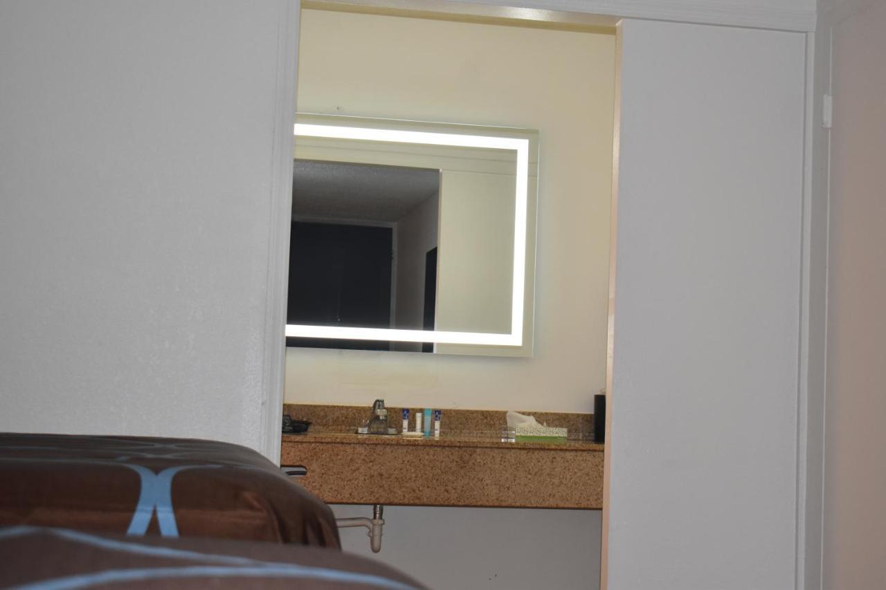 Super 8 By Wyndham Riverside Al Luaran gambar