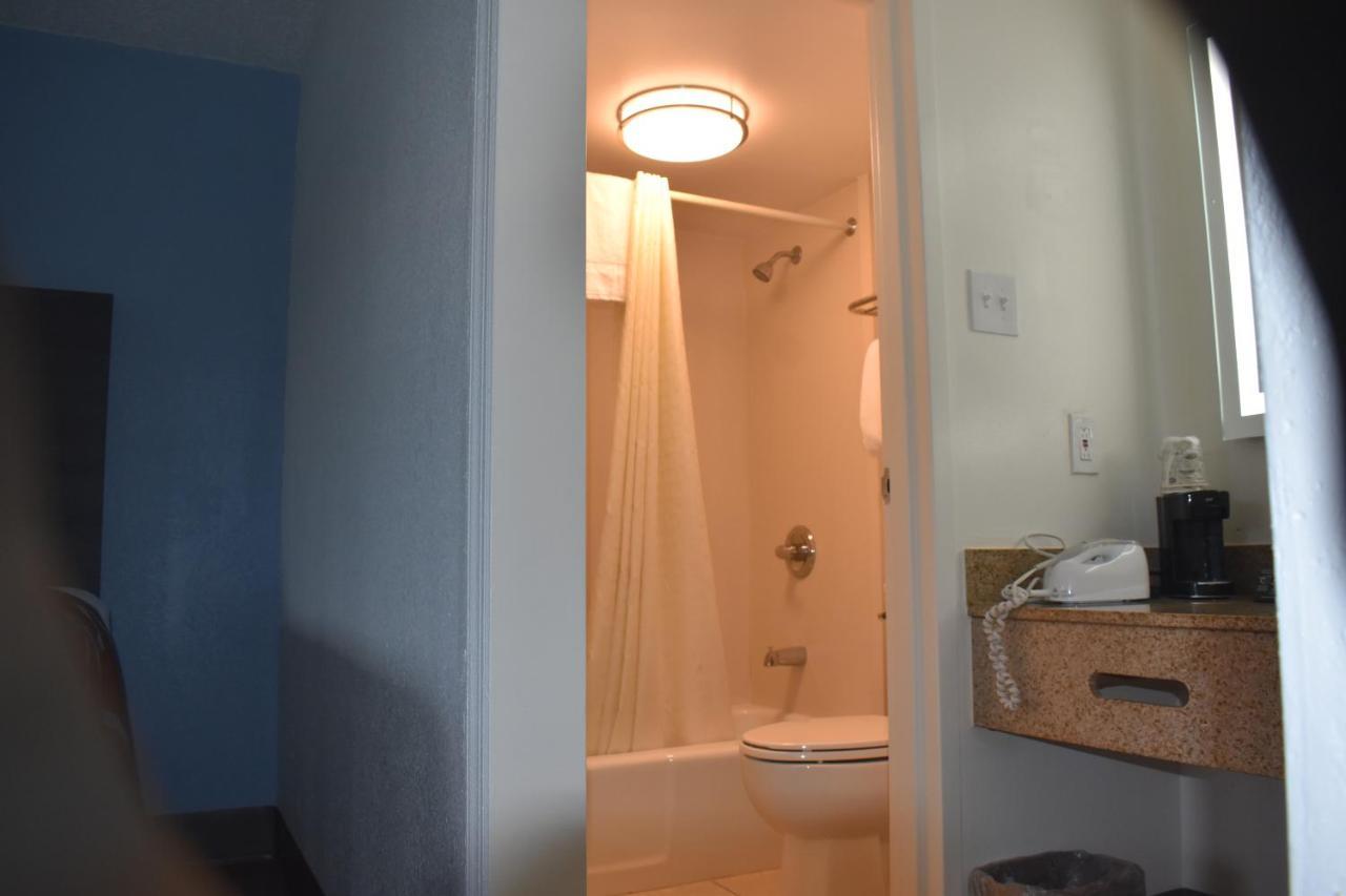 Super 8 By Wyndham Riverside Al Luaran gambar