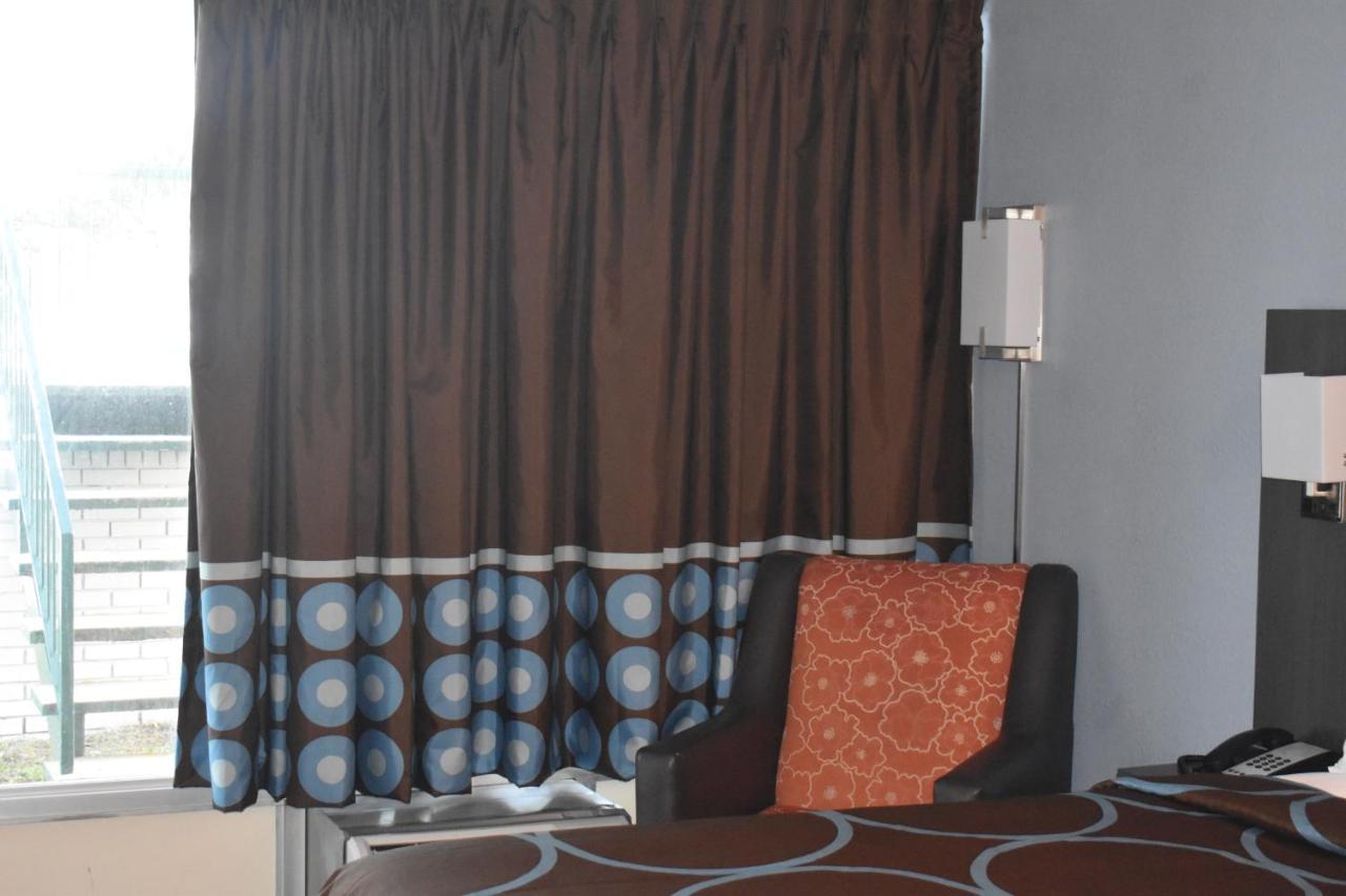 Super 8 By Wyndham Riverside Al Luaran gambar
