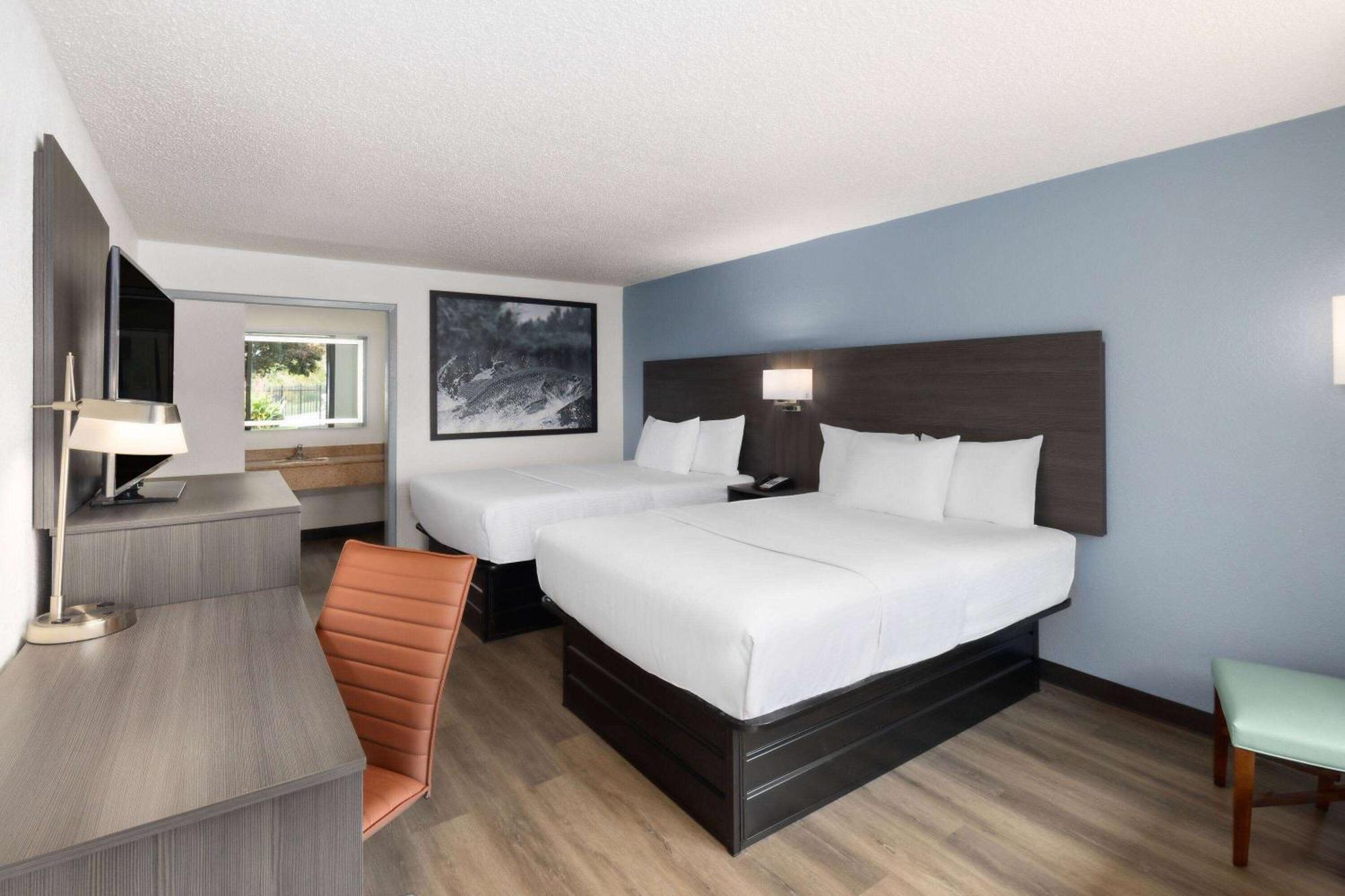 Super 8 By Wyndham Riverside Al Luaran gambar