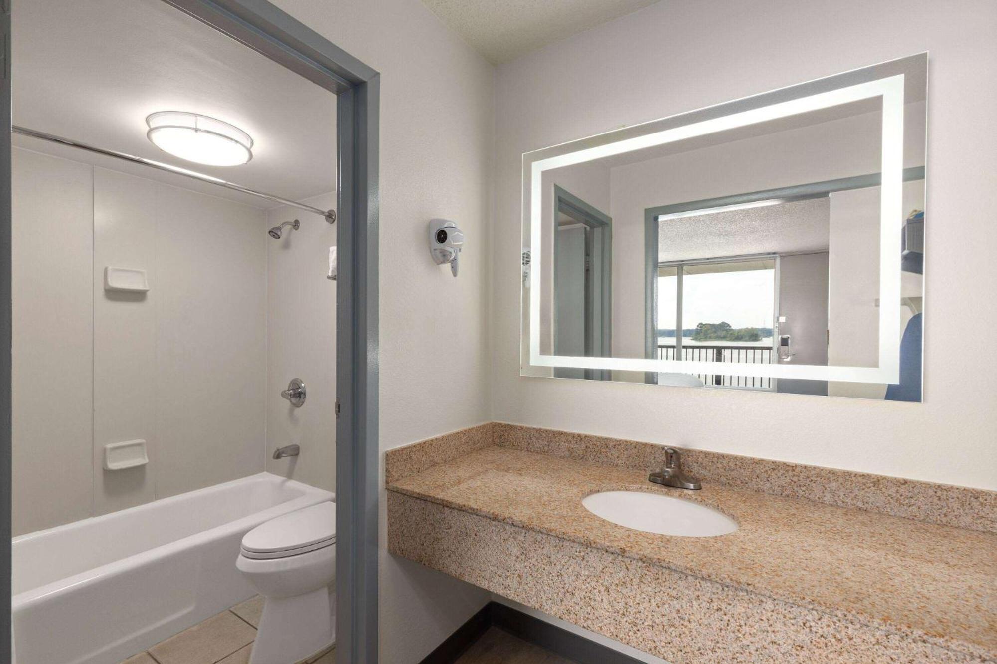 Super 8 By Wyndham Riverside Al Luaran gambar
