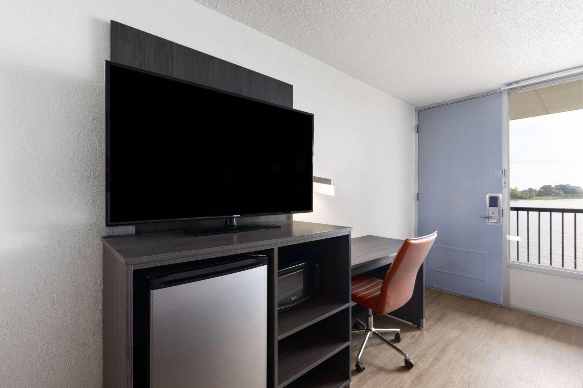 Super 8 By Wyndham Riverside Al Luaran gambar