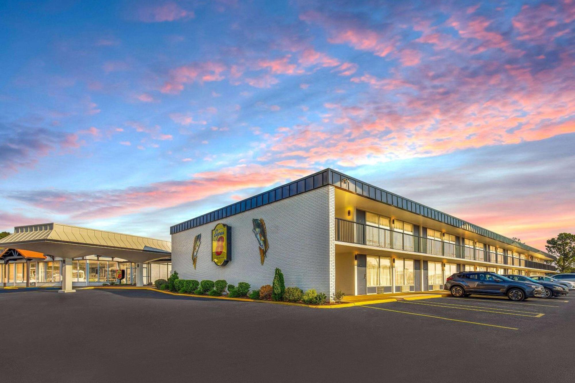 Super 8 By Wyndham Riverside Al Luaran gambar
