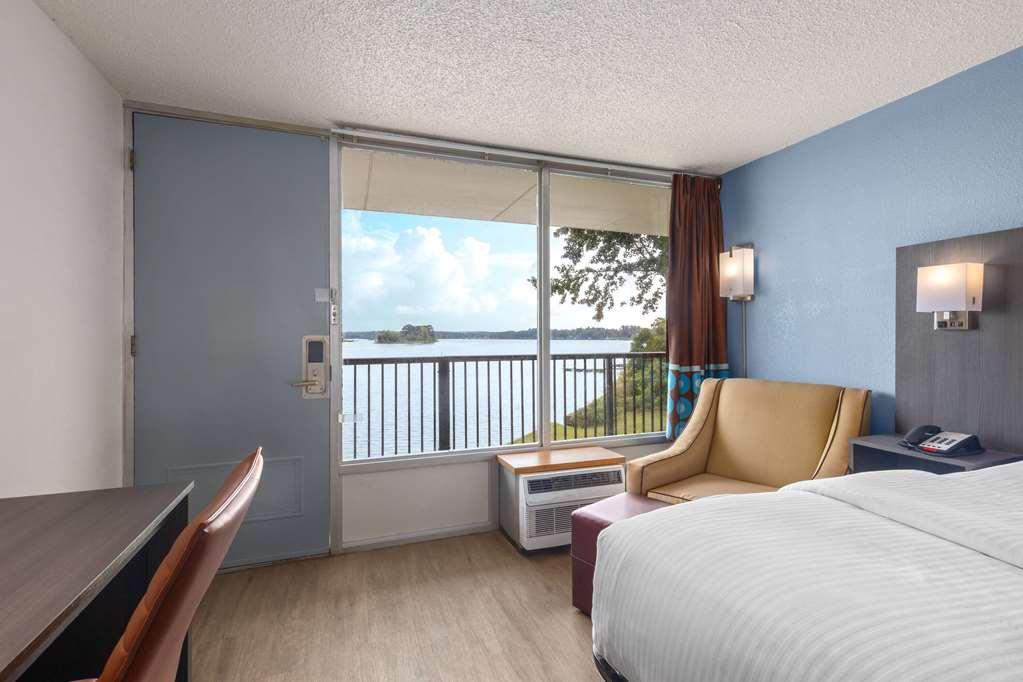 Super 8 By Wyndham Riverside Al Bilik gambar