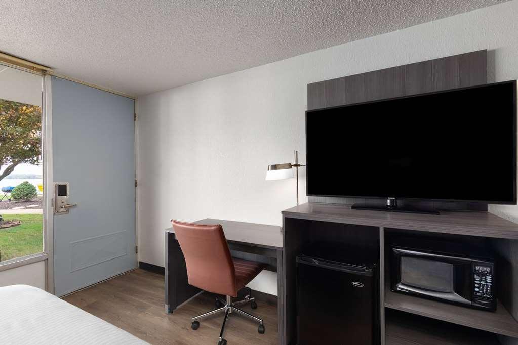 Super 8 By Wyndham Riverside Al Bilik gambar